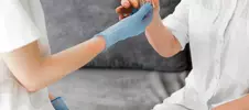 врач дает баночку для анализа кала