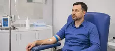 мужчина проходит процедуру детоксикации организма
