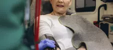 женщина в машине скорой помощи